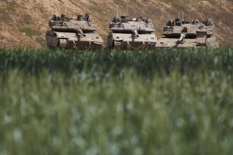 Tanques israelenses em um campo.